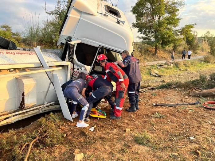 Jet Yakıtı Yüklü Tanker Yoldan Çıkıp Tarlaya Uçtu: 3 Yaralı