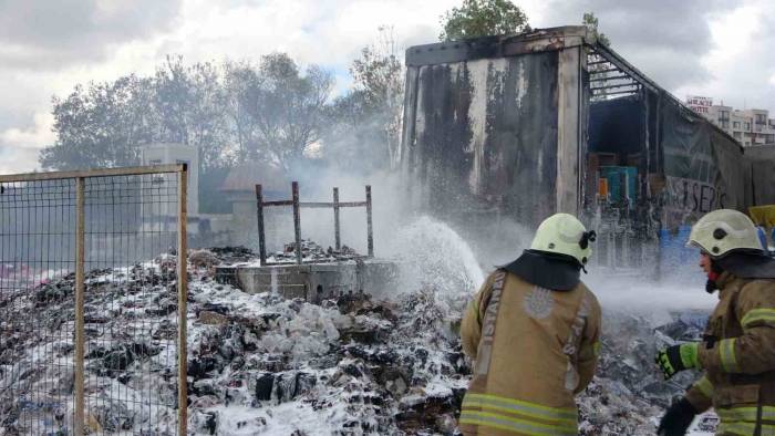 Pendik’te Kaçak Alkollerin Muhafaza Edildiği Depoda Yangın Çıktı