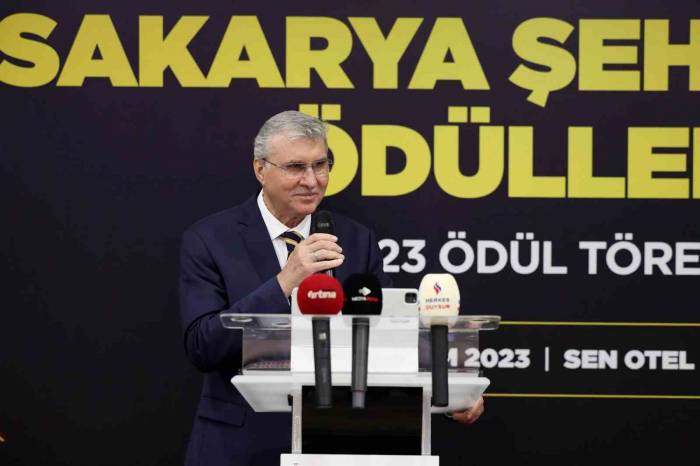 Sakarya’nın Yarınlarına Işık Tutacak, Yenilikçi Gençlik Projeleri Ödüllerini Aldı