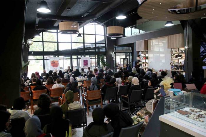 Yazar Zeki Bulduk Sanat Dostlarıyla Nehir Çikolata’da Buluştu