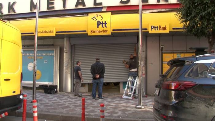 Ptt Şubesinin Kapısı Bozuldu, Vatandaşlar Adeta Sürünerek Girip Çıktı