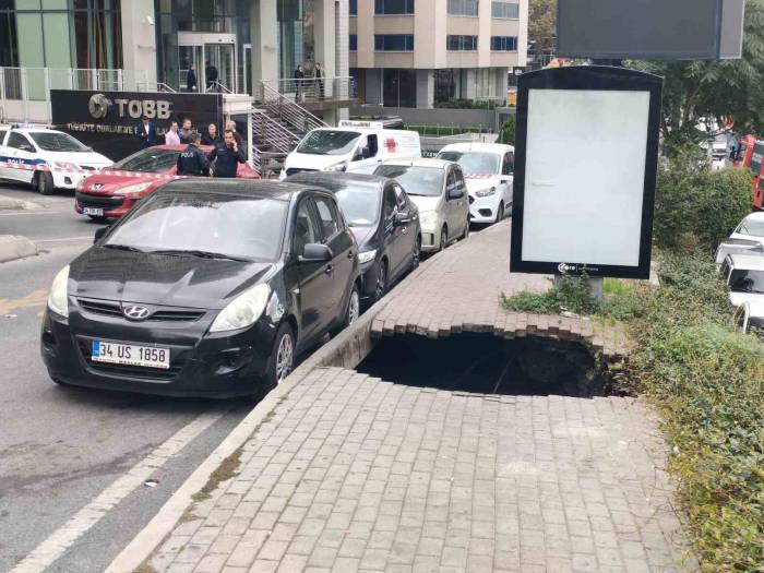 Şişli’de Kaldırım Çöktü, Çukura Düşen Kadın Yaralandı