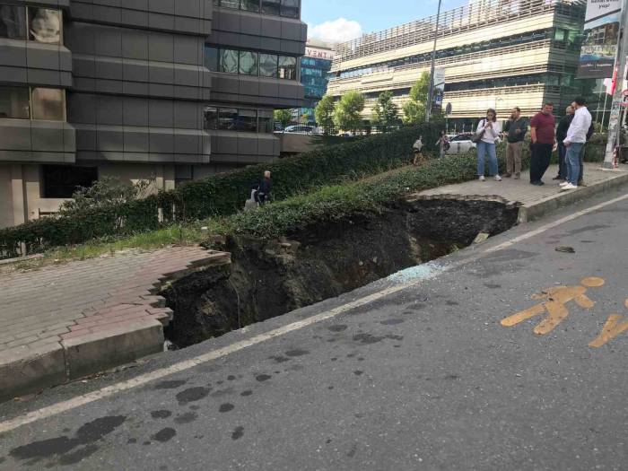 Şişli’de Kaldırım Çöktü, 5 Metre Derinliğindeki Çukura Düşen Kadın Yaralandı