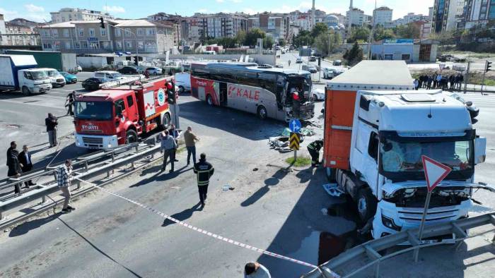 Yolcu Otobüsü Tırla Çarpıştı: 3 Yaralı