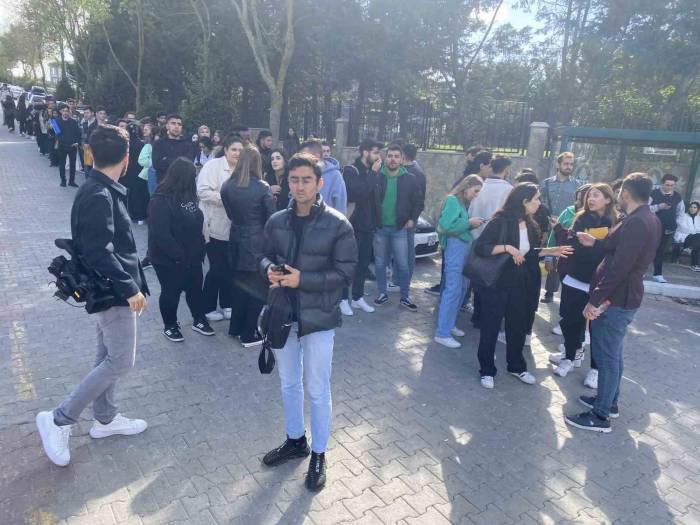 Arel Üniversitesi Öğrencileri Ring Servislerinin Ücretli Olmasını Protesto Etti