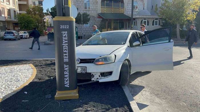 Aksaray’da Otomobil Refüjdeki Aydınlatma Direğine Çarptı: 1 Yaralı