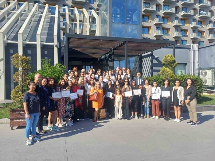 Avcılar’da “Üreten Eller” Projesine Katılan 35 Kadın Sertifikasını Aldı