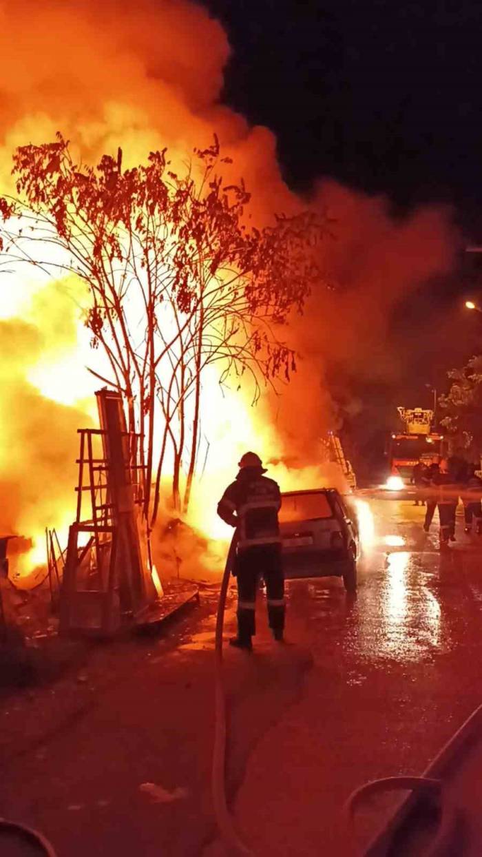 Odun Deposunda Çıkan Yangında 30 Ton Tahta Ve 1 Otomobil Yandı