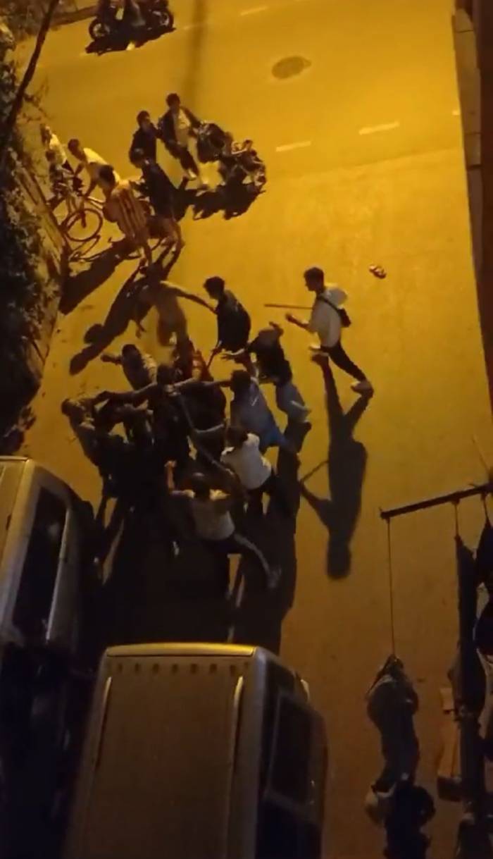 Gürültü Kavgası Sokağa Yansıdı, Taşlar, Sopalar Havada Uçuştu