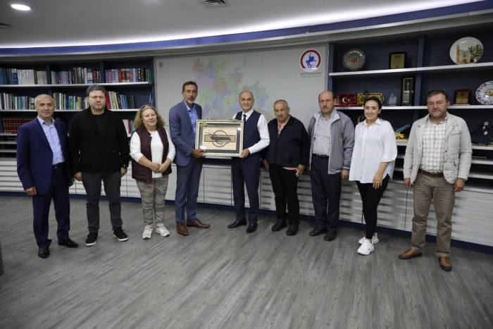 Başkan Özlü’ye Kufi Hat Tablosu Hediye Ettiler