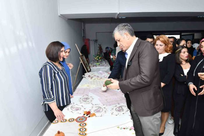 Esenyurtlu Kadınların Ürettiği El Emeği Ürünleri Yıl Sonu Sergisinde Görücüye Çıktı