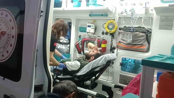 Hafif Ticari Araçla Çarpışan Motosikletli Yaralandı