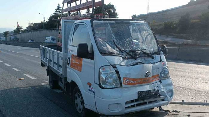 Kamyonet Tıra Arkadan Çarptı: 1 Yaralı