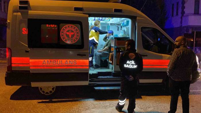 Servis Minibüsü İle Otomobil Çarpıştı: 3 Yolcu Yaralı