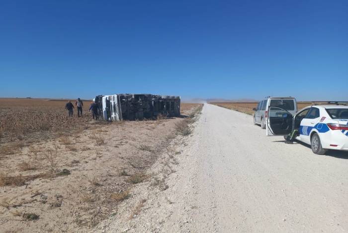 Pancar Yüklü Kamyon Devrildi: 1 Yaralı