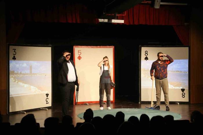 Merkezefendi Kent Tiyatrosu Oyuncuları İzleyenleri Hayran Bıraktı