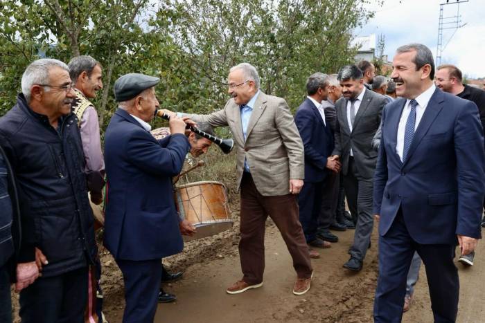 Davullu-zurnalı Yol Sevinci