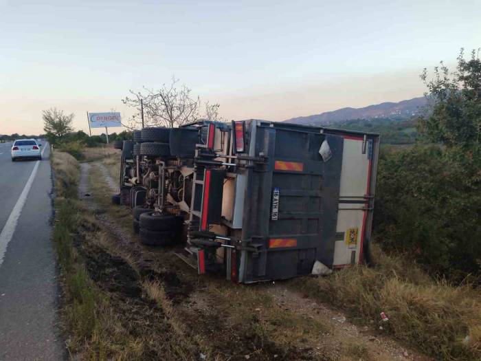 Devrilen Kamyon Şarampole Yuvarlanmaktan Son Anda Kurtuldu