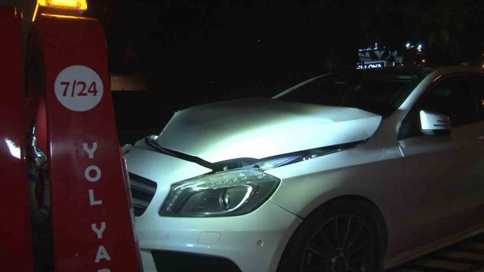 Kartal’da Otomobil Elektrikli Motosiklete Çarptı