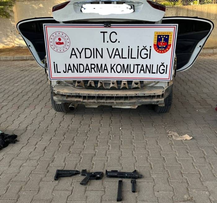 Otomobil Tamponuna Gizlenmiş, Makineli Tabanca Ele Geçirildi