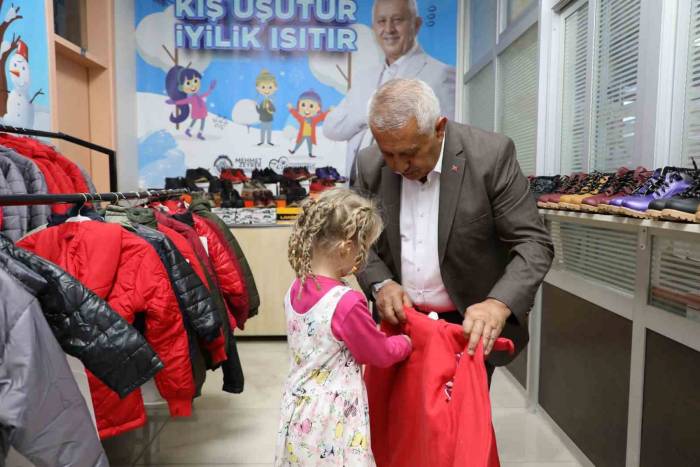 İhtiyaç Sahibi Bin Çocuğa Mont Ve Bot Yardımı Yapıldı