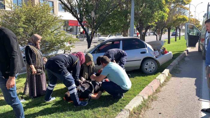 Otomobil Aydınlatma Direğine Çarptı: 1 Yaralı