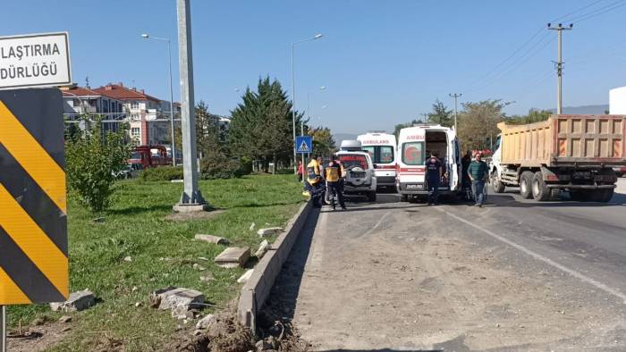 Bolu’da Ambulans Otomobille Çarpıştı