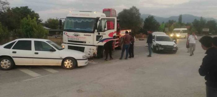 Arızalı Otomobil Bir Anda Çalışıp Hareket Edince 3 Araç Birbirine Girdi