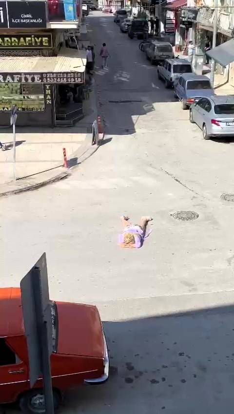 O Kadın Hastaneden Kaçıp Yine Kendini Araçların Önüne Attı