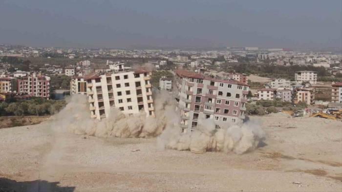 640 Kilogram Patlayıcı Kullanılan Yıkımda 4 Bina Yerle Bir Oldu