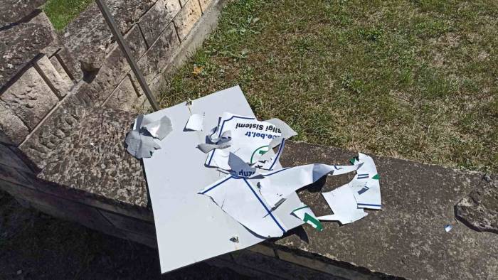 Şehir Mezarlığı Magandaların Hedefi Oldu