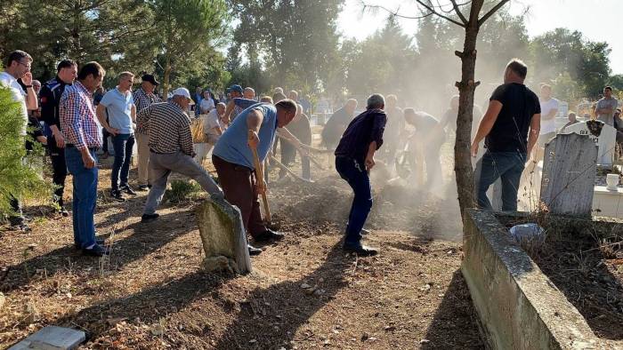 Edirne’de Oğlu Tarafından Katledilen Anne Toprağa Verildi
