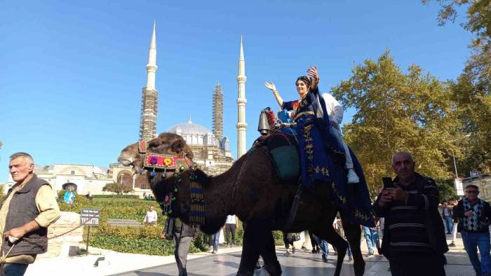 Asırlık Gelenek: Gelin Ve Damat Hamama Deveyle Geldi