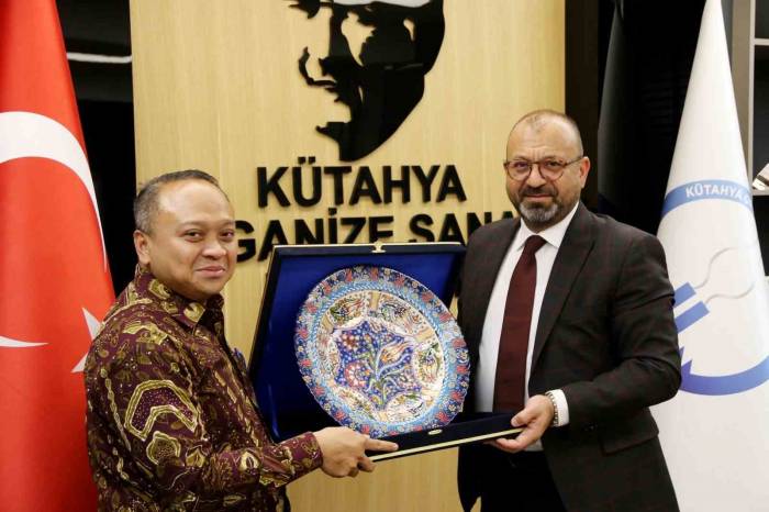 Endonezya Büyükelçisi, Kütahya Organize Sanayi Bölgesi Yönetimini Ziyaret Etti