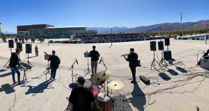 Ebyü’de Pop Müzik Konseri Verildi