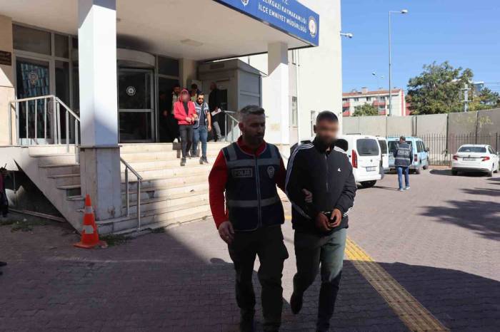 Aranan Şahıslara Eş Zamanlı Operasyon: 6 Gözaltı