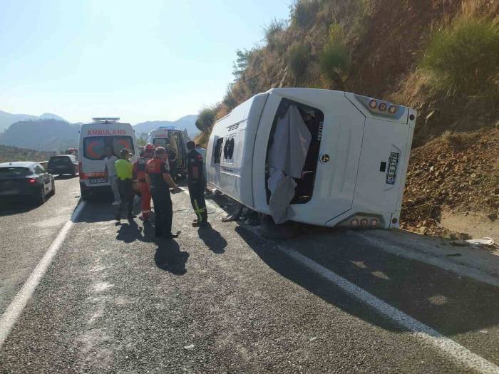 Personel Servisi İle Otomobil Çarpıştı: 4 Yaralı