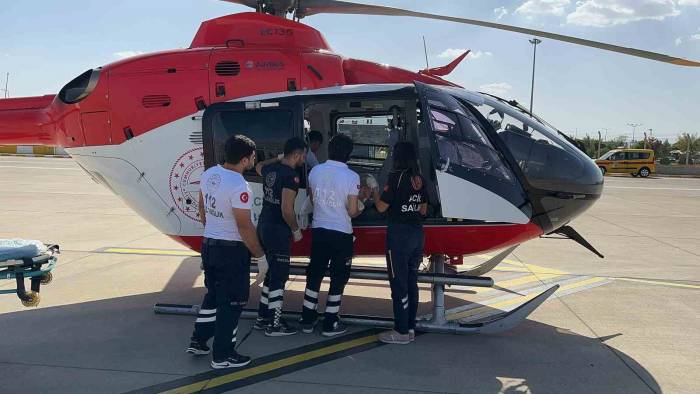 Şırnak’ta Ambulans Helikopter 8 Aylık Berfin İçin Havalandı