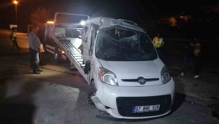 Tır Düğün Konvoyundaki Araca Çarptı: 4 Ölü, 3 Yaralı