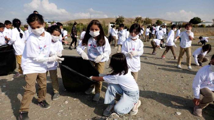 Edremit Belediyesi Öncülüğünde Van Gölü Sahilinde Temizlik Çalışması