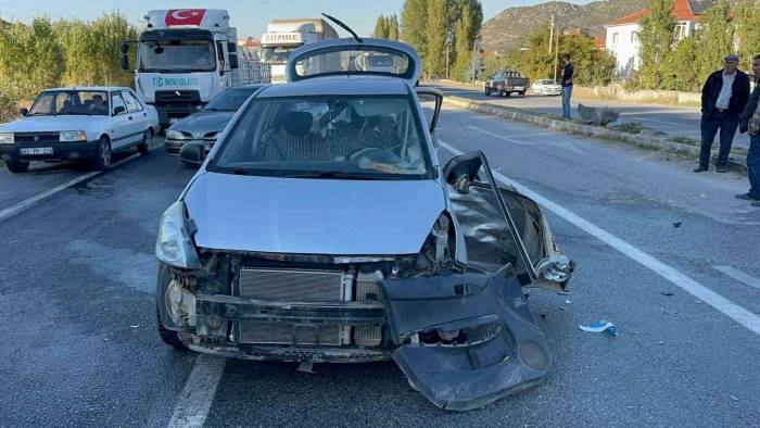 Kamyonet İle Otomobilin Çarpıştığı Kazada 5 Kişi Yaralandı