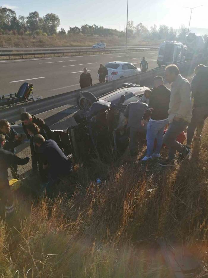 Anadolu Otoyolu’nda Bariyerlere Çarpan Otomobil Devrildi: 1 Yaralı
