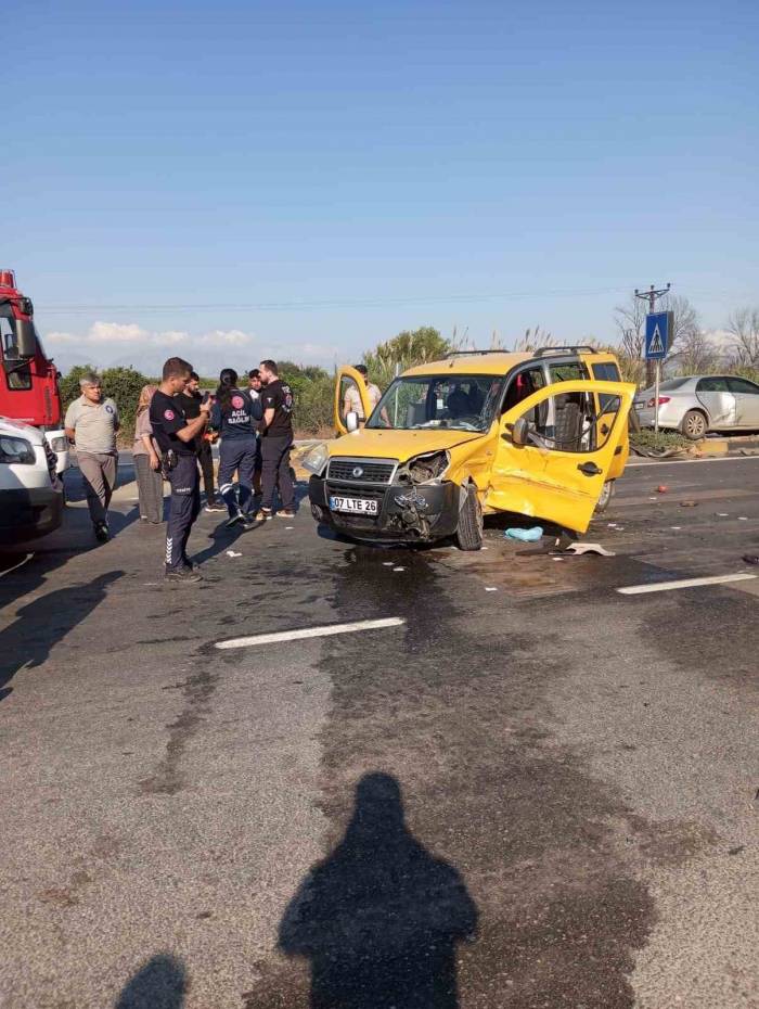 Hafif Ticari Araç İle Otomobil Çarpıştı: 4 Yaralı