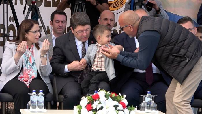 Bakan Tunç’tan, Şehit Madenci Çocuğuna Baba Şefkati