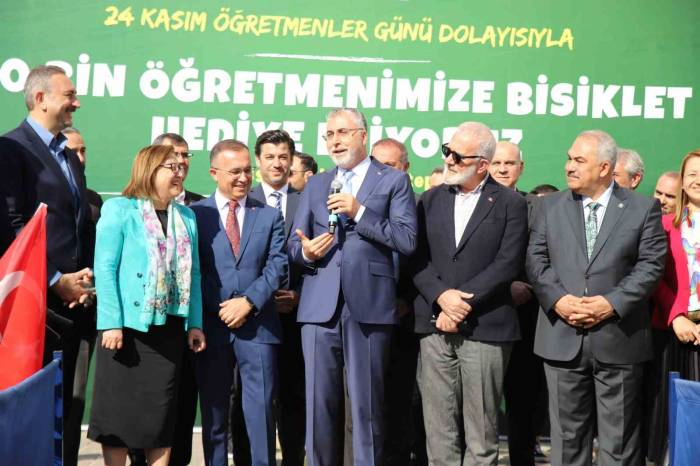 Öğretmenlere Bisiklet Dağıtan Bakan Işıkhan’ın, Fatma Şahin’den Talebi Güldürdü