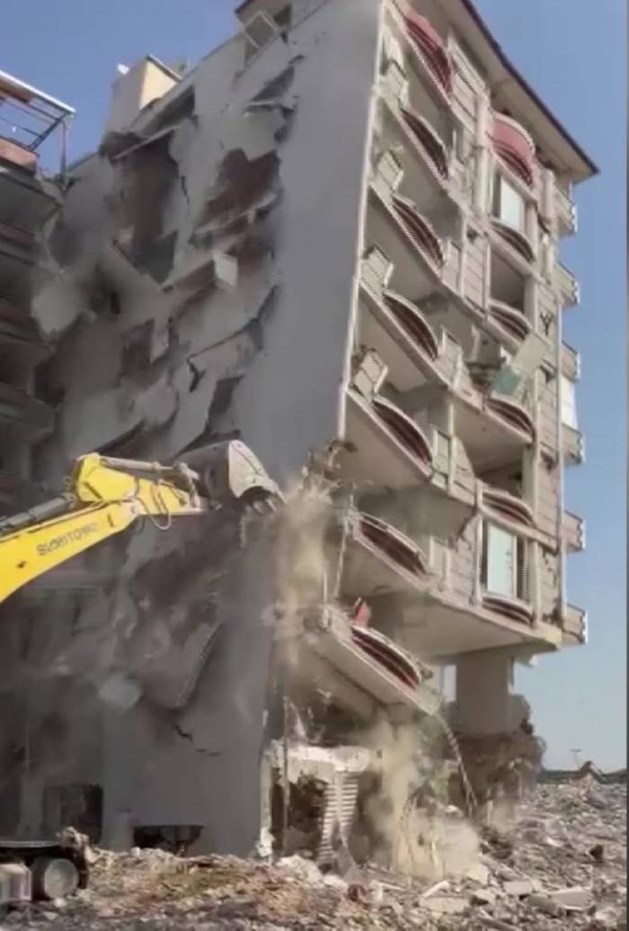 İş Makinasının Darbesiyle Binanın Yıkılma Anları Görüntülendi