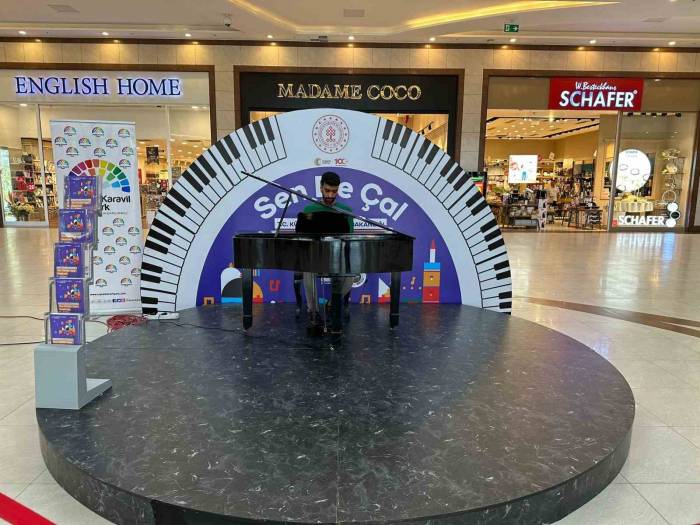 Ceylan Karavil Park’ta ‘Sen De Çal’ Piyano Etkinliği