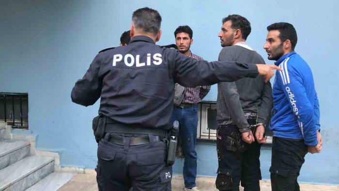 Göçmenler Şehiriçinde 7 Kilometre Süren Kovalamaca Sonucu Kıskıvrak Yakalandı