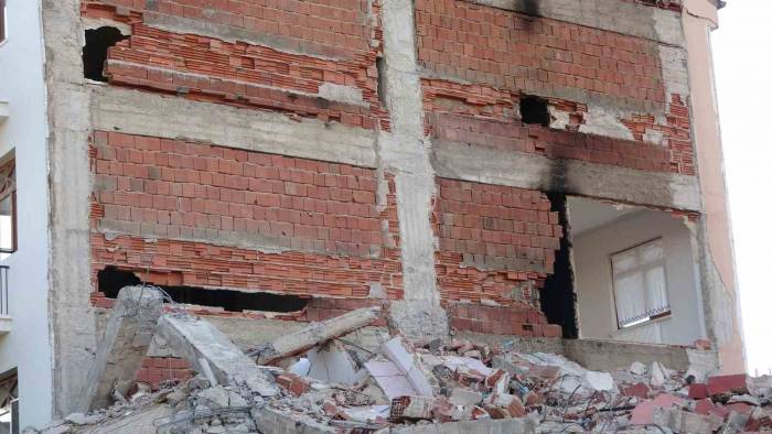 Ağır Hasarlı Binayı Yıkarken Neredeyse Sağlamını Da Yıkıyorlardı, Daireler Zarar Gördü