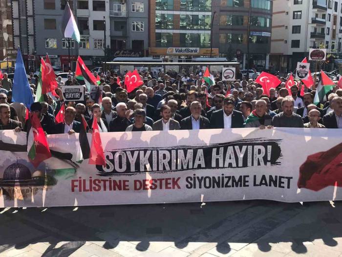 Filistin’e Destek İçin Yüzlerce Kişi Meydanı Doldurdu